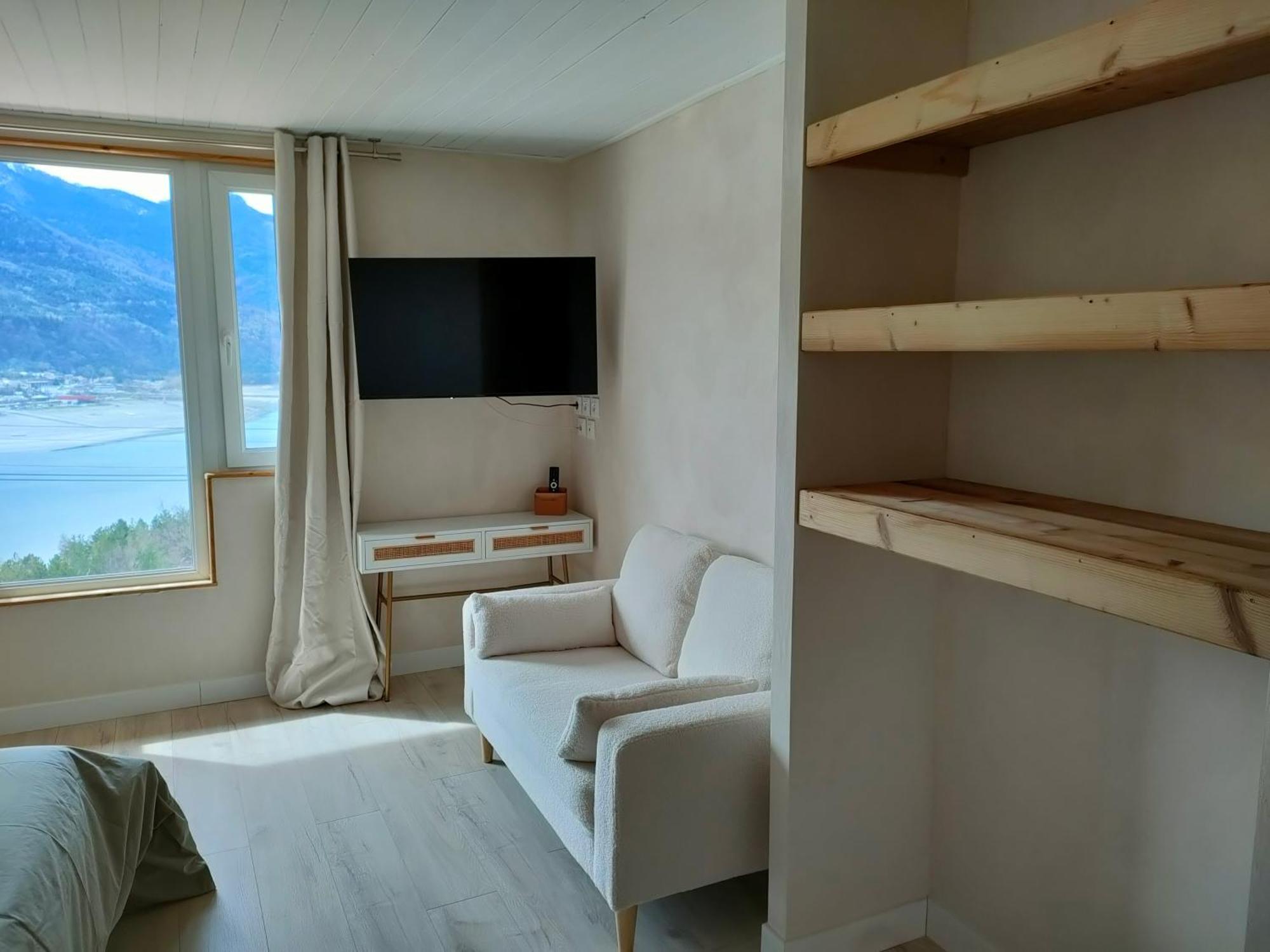 Le Cosy Du Plongeoir - T2 Neuf Avec Vue Sur Le Lac De Serre Poncon Et Grande Terrasse Avec Jardin Savines Chambre photo