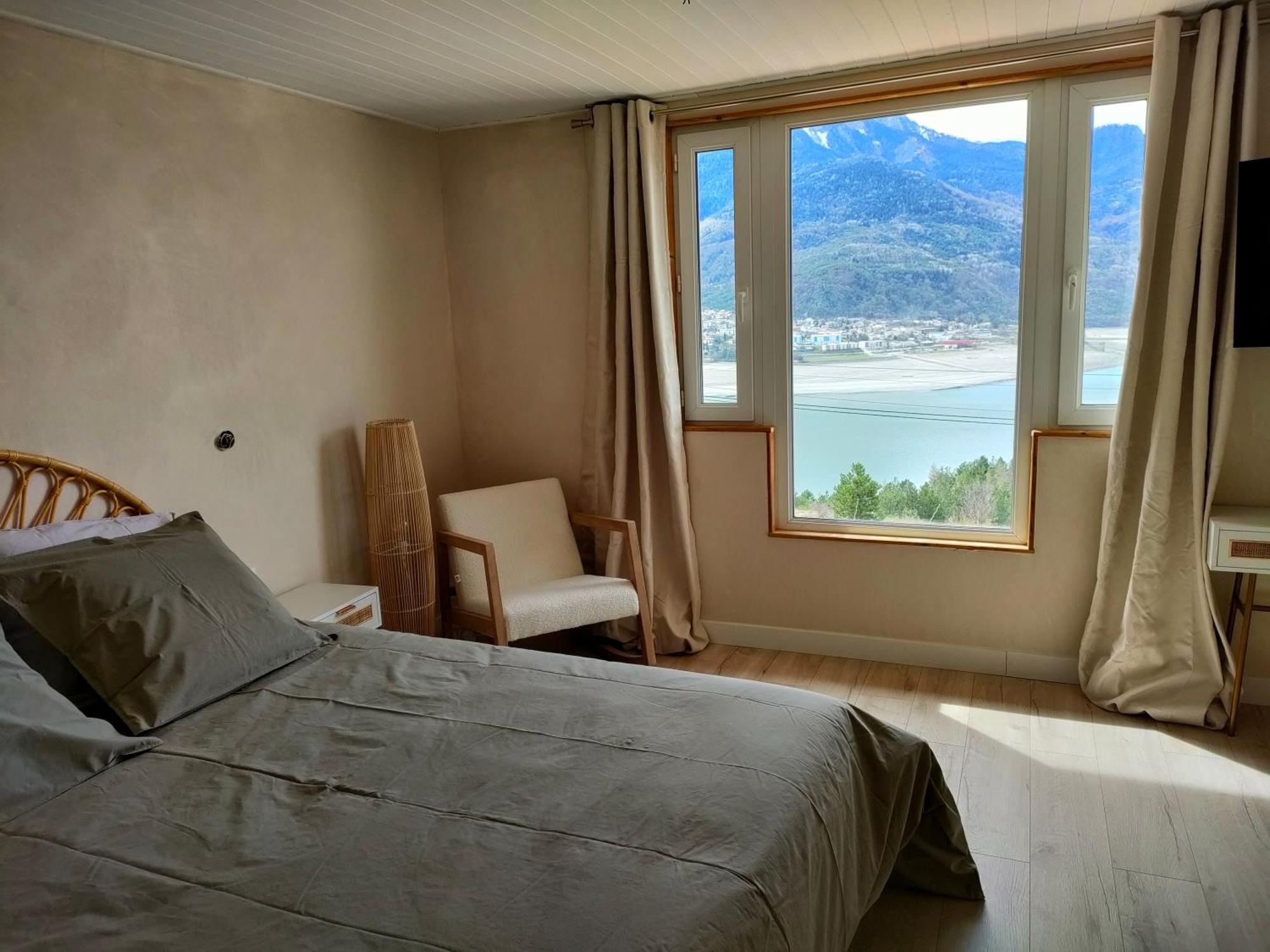 Le Cosy Du Plongeoir - T2 Neuf Avec Vue Sur Le Lac De Serre Poncon Et Grande Terrasse Avec Jardin Savines Chambre photo